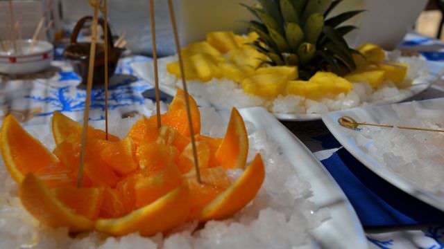 Fruit and other aperitivi with our salt-tasting at the saline in Trapani, Sicily. One of the highlights of the vacation&